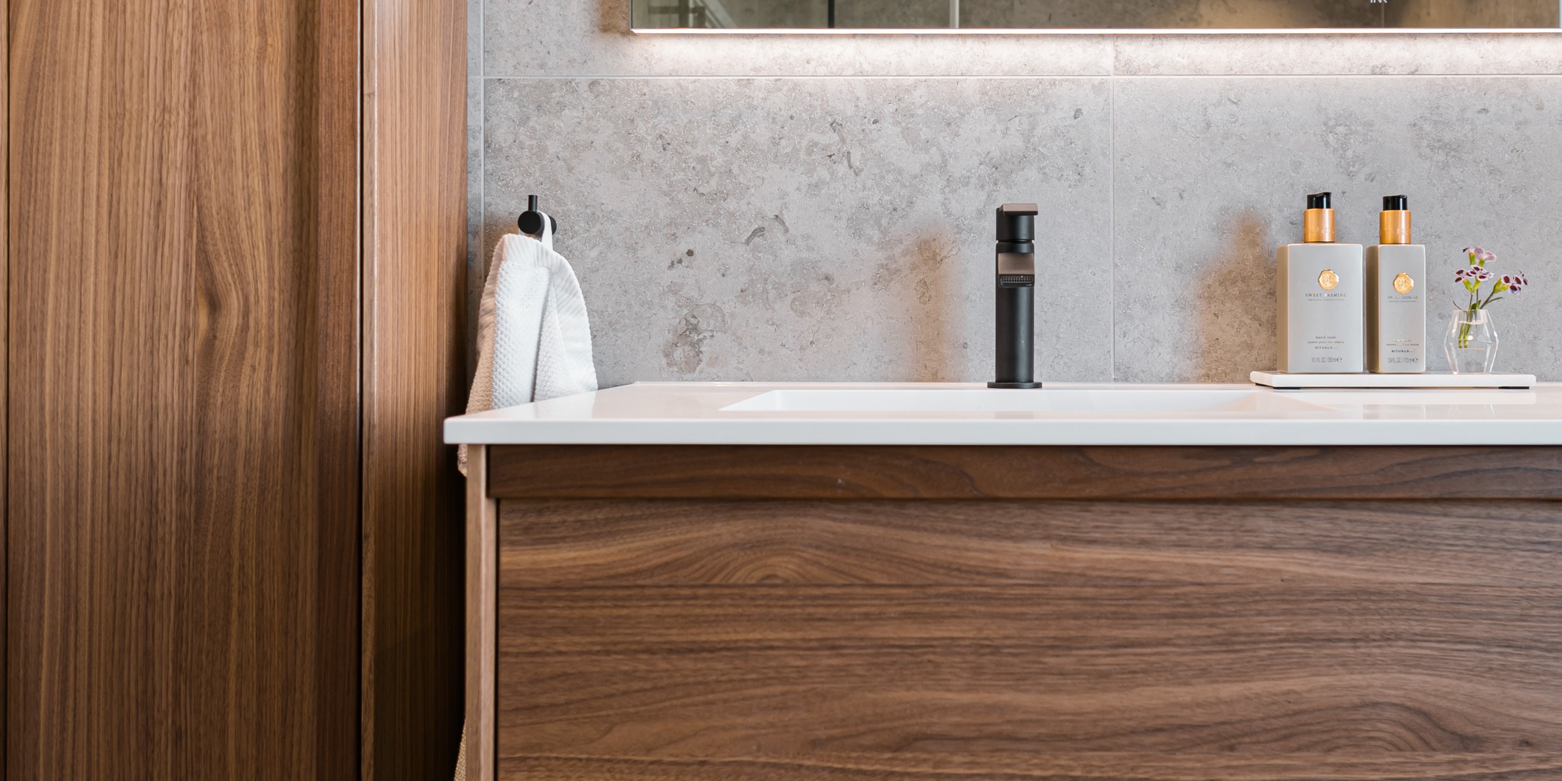 Renoverat badrum av Studio Badrum med badrumsinredning i trä