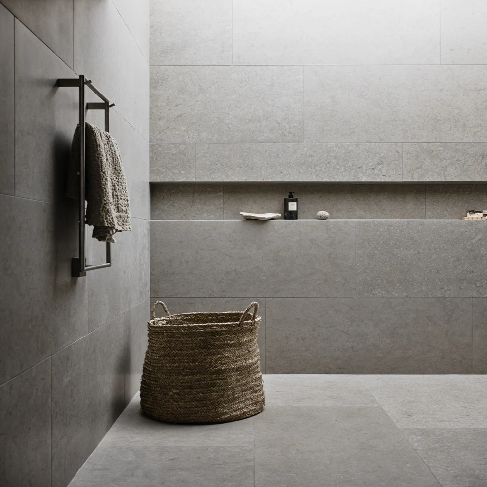 Modernt grått badrum med en vägghängd handdukstork